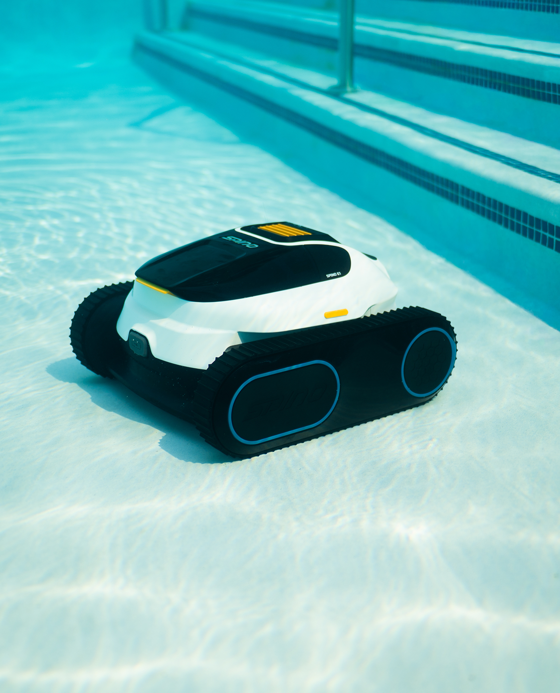 SPINO E1 climbing the pool wall underwater